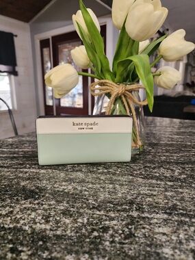 kate spade Cameron Large Slim Bi-fold wallet- NWOT- 7×3.5